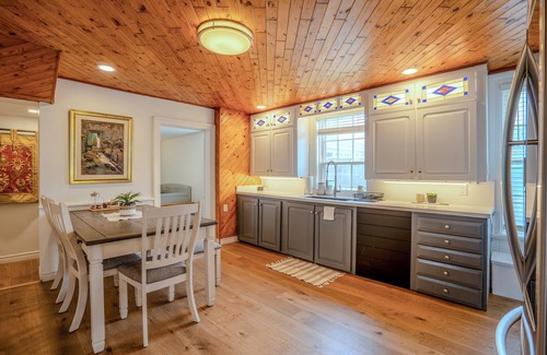 Vaughan Casa | Stunning 4 Bed 2 Bath Farm Home - On 2.5 Acres - Fully Furnished with WIFI!