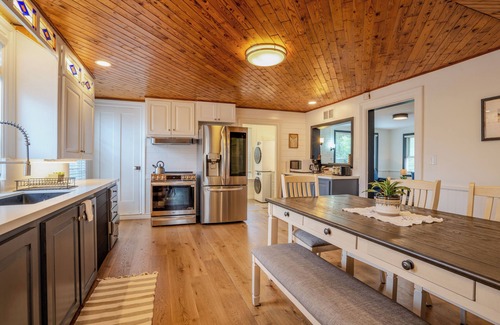 Vaughan Casa | Stunning 4 Bed 2 Bath Farm Home - On 2.5 Acres - Fully Furnished with WIFI!