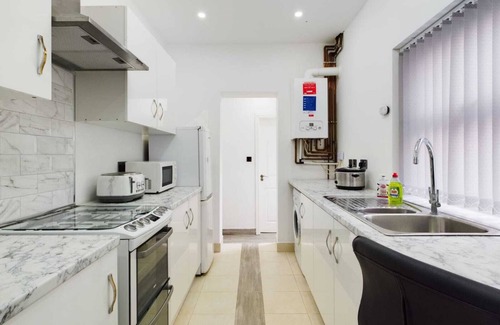 Burslem Casa | Stunning 4-bed House Fully Refurbished Modern