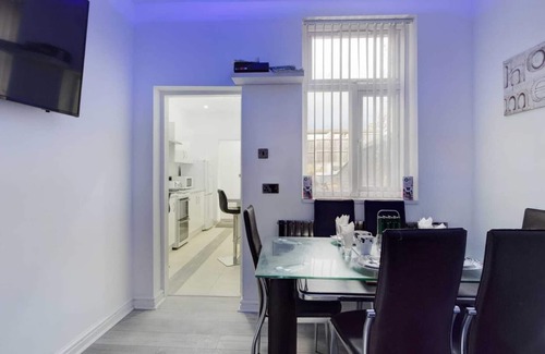 Burslem Casa | Stunning 4-bed House Fully Refurbished Modern