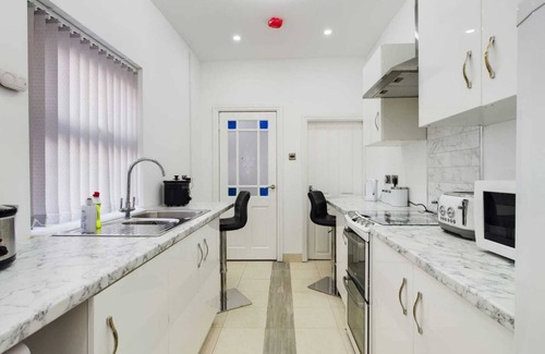 Burslem Casa | Stunning 4-bed House Fully Refurbished Modern