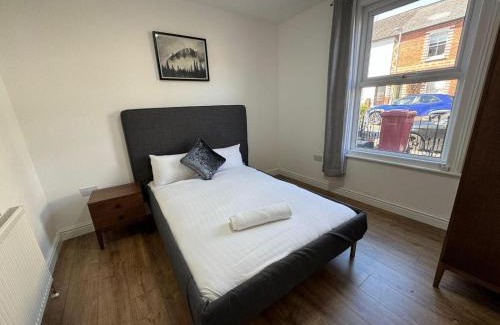 Reading Casa | Stunning 4 BED House for Contractors & Holiday Makers