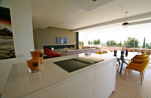Marbella Villa | Impresionante villa de 4 dormitorios 3. 5 baños con piscina privada (climatizada) cerca de la playa
