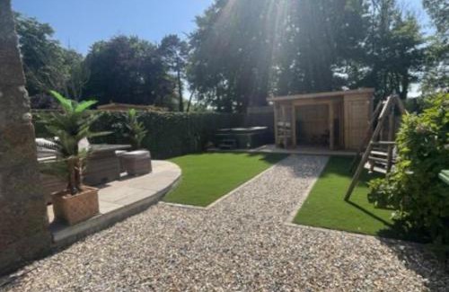 Lanhydrock Casa | Stunning 4 Bed Pet Friendly Cottage with Hot Tub