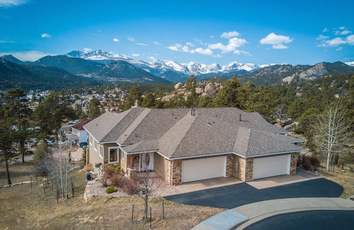 Stanley Hills Condominio | Stunning 4-bedroom condo with breathtaking mountain views, master suite