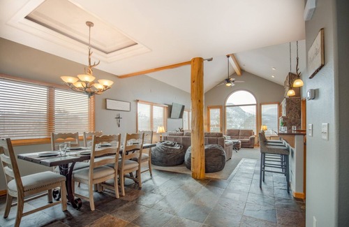 Stanley Hills Condominio | Stunning 4-bedroom condo with breathtaking mountain views, master suite
