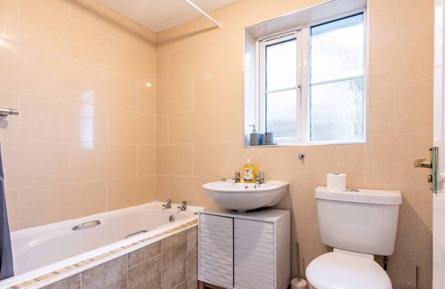 Peterlee Casa | Stunning 4-Bedroom Detached House with Ample Driveway for 1-2 Cars