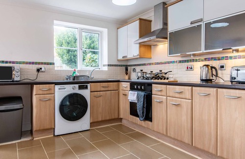 Peterlee Casa | Stunning 4-Bedroom Detached House with Ample Driveway for 1-2 Cars
