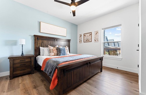 Hollister Cabina | Stunning 4 bedroom home! Indoor and Outdoor pool! Hot Tub!