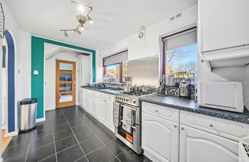 Rugby Casa | Stunning 4 Bedroom Home with Parking in Rugby