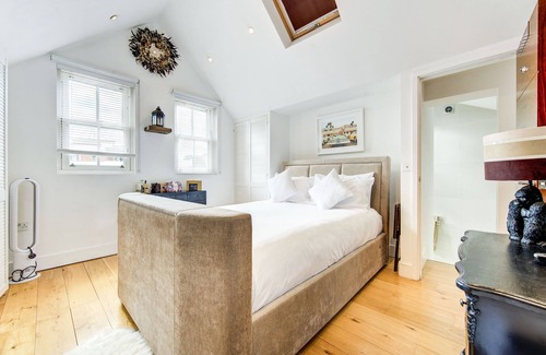 Snaresbrook Casa | Stunning 4 Bedroom House - Hot tub+Gym - Sleeps upto 8 -Escape London, in London
