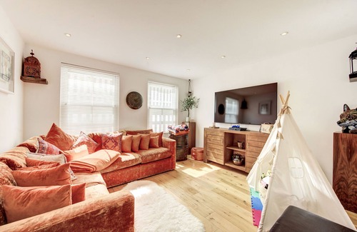 Snaresbrook Casa | Stunning 4 Bedroom House - Hot tub+Gym - Sleeps upto 8 -Escape London, in London
