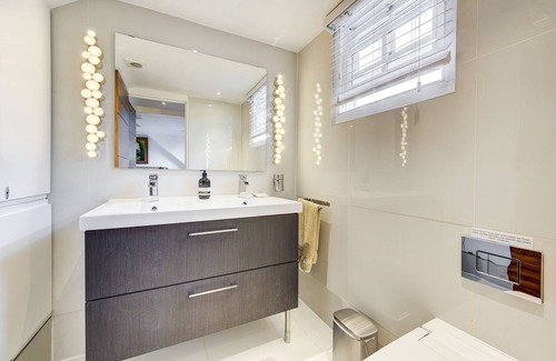 Snaresbrook Casa | Stunning 4 Bedroom House - Hot tub+Gym - Sleeps upto 8 -Escape London, in London