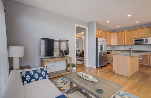 Lorton Casa | Stunning 4 bedroom townhouse 2 king suites.
