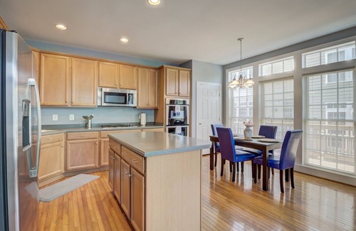 Lorton Casa | Stunning 4 bedroom townhouse 2 king suites.