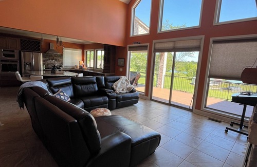 Spring City Casa | Stunning 4 bedroom lake front home in Spring City, Tennessee with all amenities.