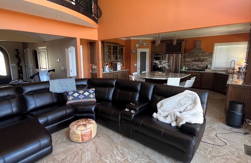 Spring City Casa | Stunning 4 bedroom lake front home in Spring City, Tennessee with all amenities.