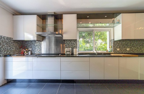 Alpouvar Villa | Stunning 4-Bedroom Villa, Pool with Hydromassage - Perfect for Families