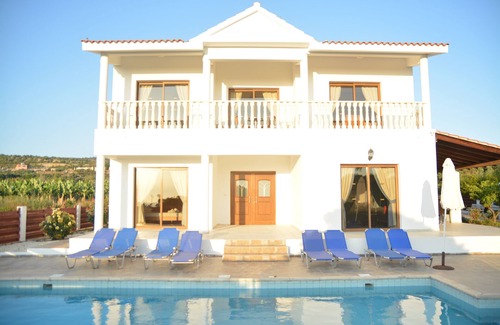 Agios Georgios Pegeias Villa | VILLA LAMBRIANA-Villa de 4 dormitorios con piscina privada y vistas al mar