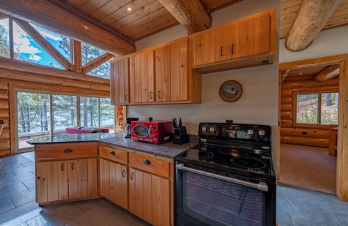 Ely Cabina | Stunning 4 Season Lake Burntside Log Cabin