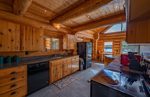 Ely Cabina | Stunning 4 Season Lake Burntside Log Cabin