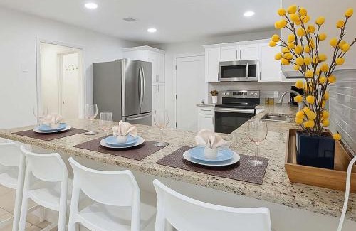 Thomas Drive Casa | Stunning 4BD Jacuzzi - 4 Min To Beach Panama City