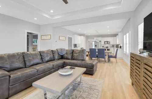 Parrot Cove Casa | Stunning 4BR 3BA Cottage Pool 5 Min to Beach