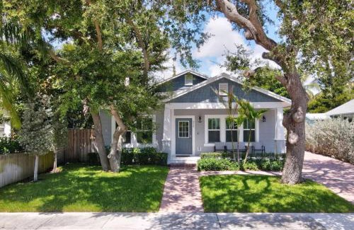 Parrot Cove Casa | Stunning 4BR 3BA Cottage Pool 5 Min to Beach