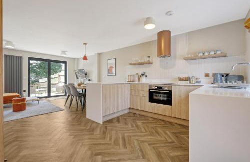 Colchester Casa | Stunning 4BR, Garden,Parking - Oakview