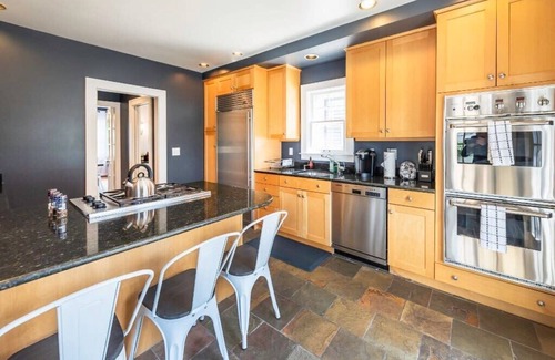 Birmingham Casa | Stunning 4BR Home - Walk to Downtown Birmingham!