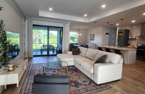 Englewood East Casa | Stunning 4br house with office, games room, 8 mi to beach