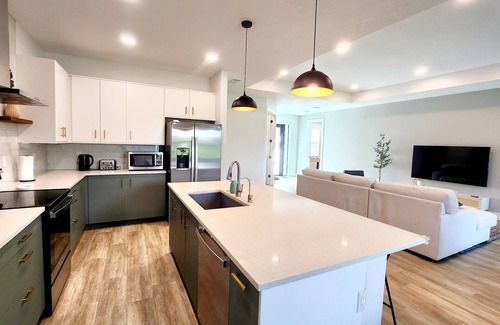 Englewood East Casa | Stunning 4br house with office, games room, 8 mi to beach