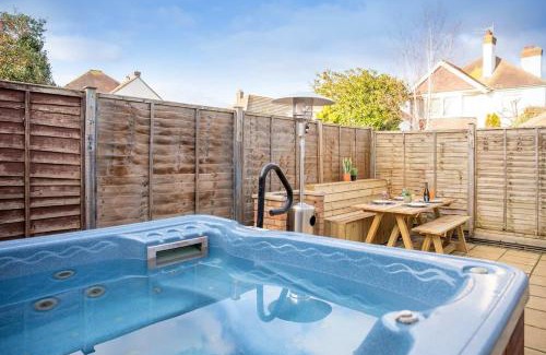 Bognor Regis Casa | Stunning 4br House for 10 Near Beach w Hot Tub