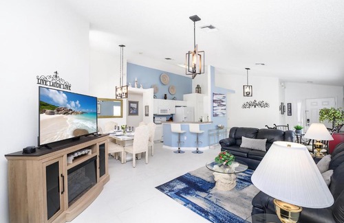 Lake Berkley Casa | Stunning 4BR Resort Home with Private Pool, Games Room & BBQ, near Disney!