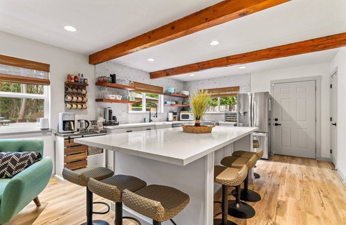 Shelton Otro | Stunning 4BR Shelton Retreat w/ King Bed & Hot Tub