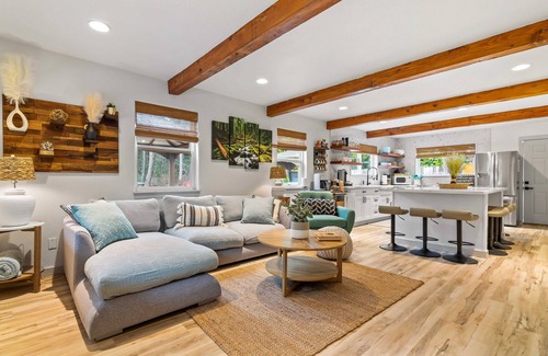 Shelton Otro | Stunning 4BR Shelton Retreat w/ King Bed & Hot Tub