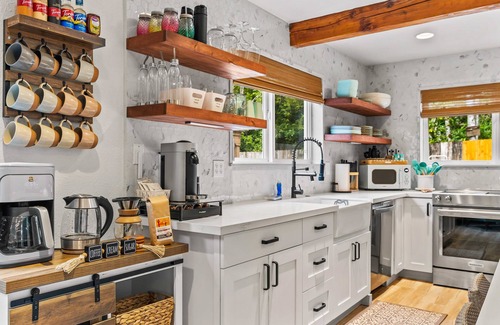 Shelton Otro | Stunning 4BR Shelton Retreat w/ King Bed & Hot Tub