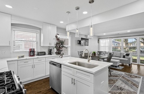 Skokie Casa | Stunning 4BR Skokie House with Laundry & Backyard