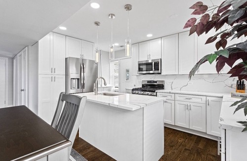 Skokie Casa | Stunning 4BR Skokie House with Laundry & Backyard