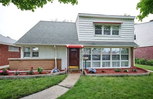Skokie Casa | Stunning 4BR Skokie House with Laundry & Backyard