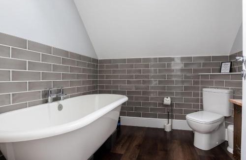 Bourton Casa | Stunning 5 Bed in the Centre of Bourton!