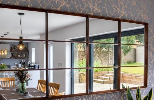 Bourton Casa | Stunning 5 Bed in the Centre of Bourton!
