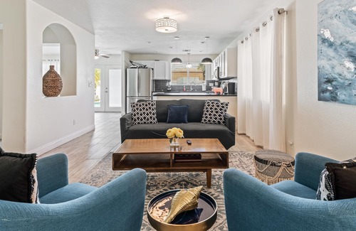 Las Vegas Casa | STUNNING 5 BDR, POOL W/HEATER, BBQ, WIFI & MORE