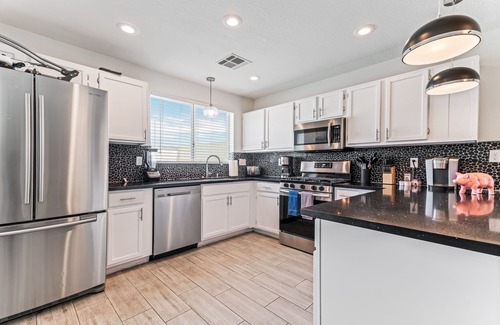 Las Vegas Casa | STUNNING 5 BDR, POOL W/HEATER, BBQ, WIFI & MORE