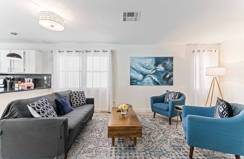 Las Vegas Casa | STUNNING 5 BDR, POOL W/HEATER, BBQ, WIFI & MORE