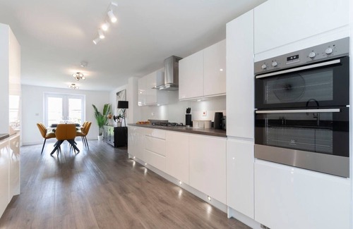 Cheltenham Casa | Stunning 5-Bedroom 4-Bath Home with Parking
