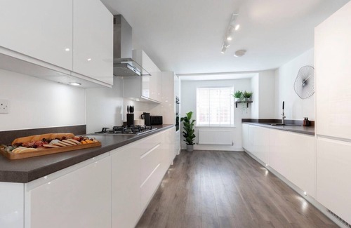Cheltenham Casa | Stunning 5-Bedroom 4-Bath Home with Parking