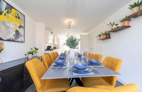 Cheltenham Casa | Stunning 5-Bedroom 4-Bath Home with Parking