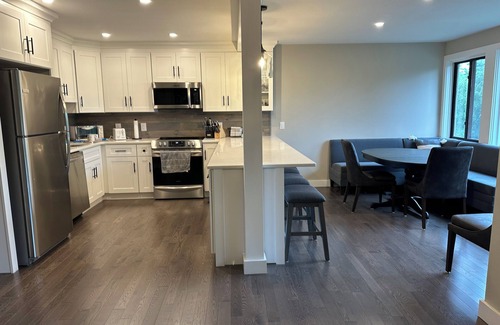 Lincoln Casa | Stunning 5-bedroom Townhome Across from Loon Mtn with Ski Shuttle