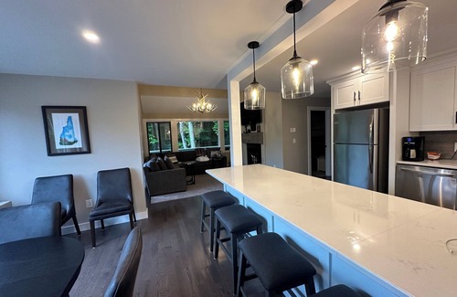 Lincoln Casa | Stunning 5-bedroom Townhome Across from Loon Mtn with Ski Shuttle
